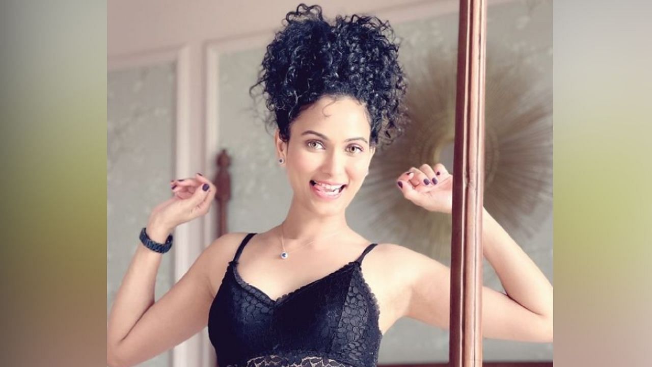 31 ऑक्टोबरच्या एपिसोडमध्ये शोचे होस्ट महेश मांजरेकर यांनी नीता शेट्टीचे स्वागत केले. तसेच, चित्रपट निर्माते महेश मांजरेकर यांनी तिला विचारलं की आपण दुसरा वाईल्ड कार्ड स्पर्धक म्हणून या शोमध्ये प्रवेश करायचं का ठरवलं.