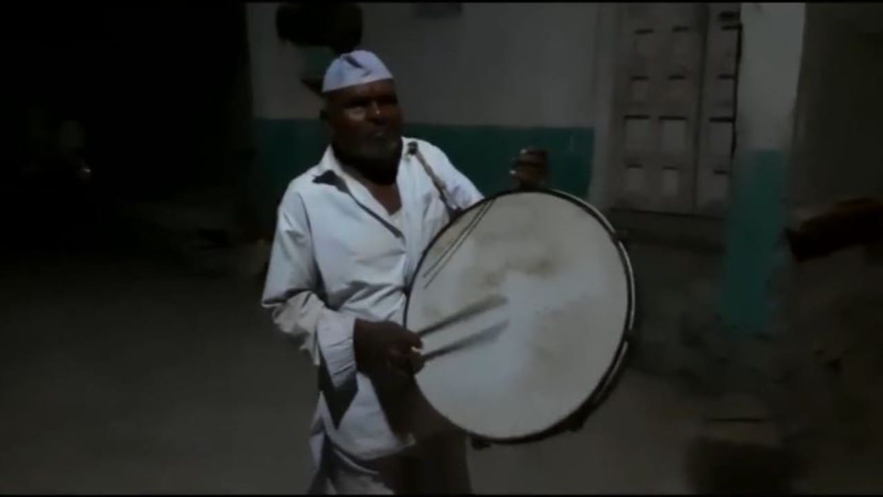 वाशिममधील 'अलार्म काका', दिवाळीला डफडे वाजवून गावकऱ्यांना जागं करण्याची 100 वर्षांची परंपरा