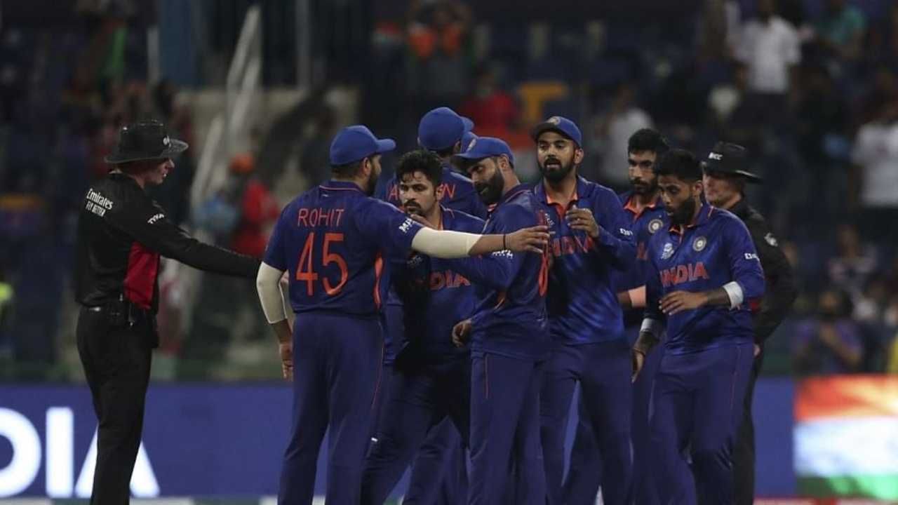 ICC T20 विश्वचषकात भारतीय क्रिकेट संघाची सुरुवात खराब झाली. भारताला पहिल्याच सामन्यात पाकिस्तानकडून पराभव स्वीकारावा लागला होता. यानंतर न्यूझीलंडने भारताचा पराभव केला. मात्र, दोन पराभवानंतर भारताने आता विजयाचं खातं उघडलं आहे. 2007 च्या विश्वविजेत्याने भारतीय संघाने बुधवारी रात्री झालेल्या सामन्यात अफगाणिस्तानचा 66 धावांनी पराभव करून ICC T20 विश्वचषक-2021 मध्ये पहिल्या विजयाची नोंद केली आहे. भारताच्या रोहित शर्मा आणि केएल राहुल या सलामीच्या जोडीने विजयाचा पाया रचला. रोहितने 74 तर राहुलने 69 धावा केल्या. दोघांनी जबरदस्त भागीदारी करुन 2007 मध्ये बनवलेला मोठा विक्रम मोडला.