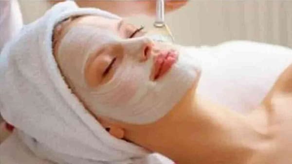 सुंदर आणि चमकदार त्वचा मिळवण्यासाठी आपण घरगुती उपाय नेहमी केले पाहिजेत. त्वचेच्या सर्व समस्या दूर करण्यासाठी घरगुती फेसपॅक मदत करतात. आपल्या त्वचेसाठी तांदळाचे पाणी खूप फायदेशीर आहे. तांदळाच्या पाण्याच्या मदतीने आपण काही फेसपॅक तयार करू शकता.