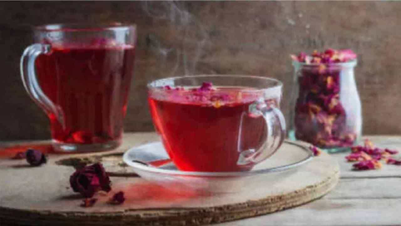 हा चहा बनवण्यासाठी तुम्हाला 1 चमचे गुलाबाच्या पाकळ्या (ताज्या किंवा वाळलेल्या), अर्धा चमचा लिकोरिस, एक कप पाणी आणि तुमच्या आवडीचे स्वीटनर लागेल. सर्वप्रथम ताज्या गुलाबाच्या पाकळ्या पाण्याने स्वच्छ करा. जर तुम्ही कोरड्या पाकळ्या वापरत असाल तर त्या पाण्याने स्वच्छ करू नका. एका सॉसपॅनमध्ये पाणी, गुलाबाच्या पाकळ्या आणि लिकोरिस ठेवा आणि सर्वकाही उकळवा. पाण्याचा रंग बदलला की कपात चहा गाळून घ्या आणि प्या.