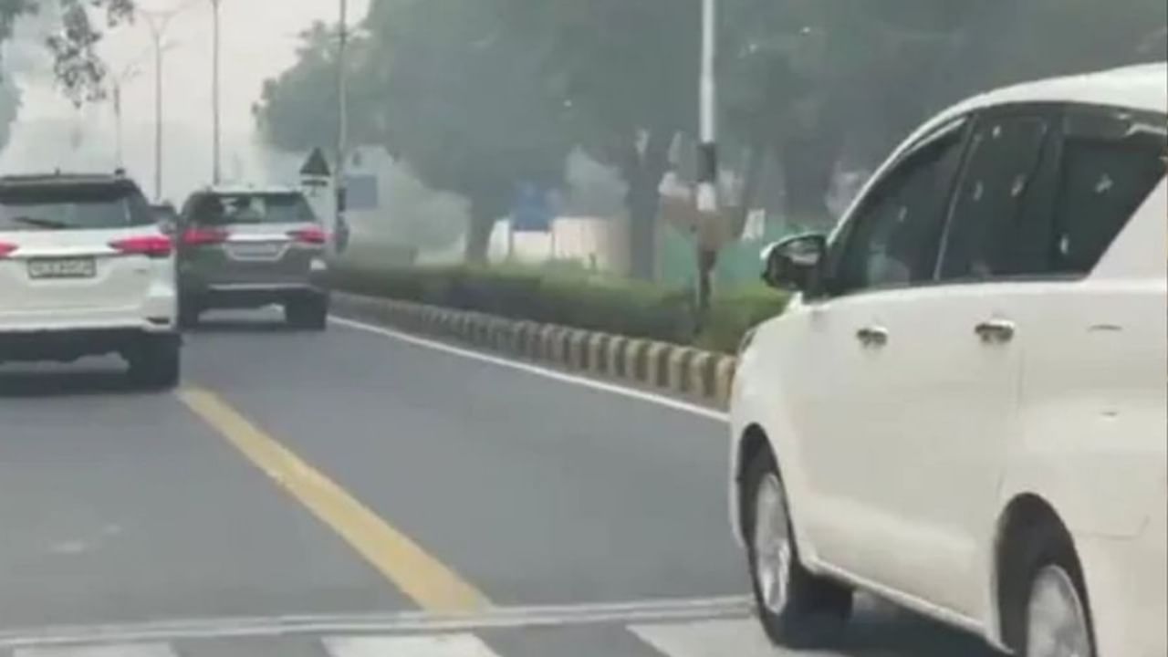 Video : कमी सुरक्षा आणि विना VVIP ट्रिटमेंट निघाला पंतप्रधान मोदींचा ताफा, सामान्य नागरिकांना त्रास नाही!; सोशल मीडियावर कौतुक Video : कमी सुरक्षा आणि विना VVIP ट्रिटमेंट निघाला पंतप्रधान मोदींचा ताफा, सामान्य नागरिकांना त्रास नाही!; सोशल मीडियावर कौतुक