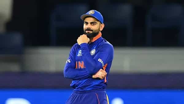 सध्या टी20 विश्वचषकात (T20 World Cup) भारताची कामगिरी खास दिसून आलेली नाही. पहिले दोन सामने गमावल्यानंतर तिसरा सामना भारताने जिंकला आहे. पण तरी देखील पुढील फेरीत प्रवेशासाठी भारताला इतर संघावर अवंलंबून रहावे लागले आहे. दरम्यान संघात अव्वल दर्जाचे खेळाडू असतानाही ही अवस्था असल्याने संघ व्यवस्थापन पुढील विश्वचषकापूर्वी अनेक बदल करणार हे नक्की! अशावेळी टी20 संघाचा कर्णधार विराटने (Virat Kohli) स्पर्धेपूर्वीच टी20 संघाच्या कर्णधार पदाचा राजीनामा देणार असल्याचं स्पष्ट केलं आहे. त्यामुळे याजागी कोणाचं नाव येणार ही चर्चा असताना नव्याने नियुक्त हेड कोच द्रविडची पसंती एका अनुभवी भारतीय खेळाडूला आहे.
