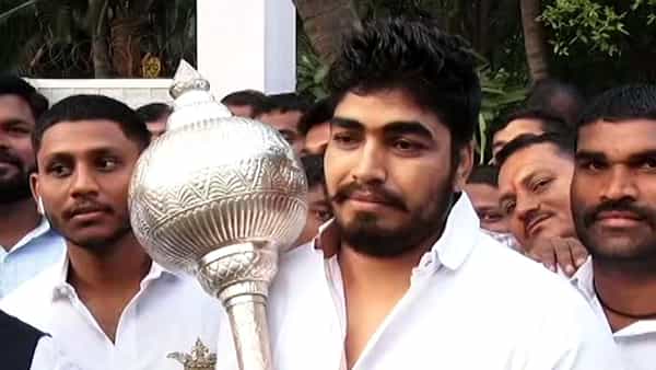 राष्ट्रवादीचे अध्यक्ष शरद पवार यांची भेट घेण्यासाठी बारामतीमध्ये राज्यभरातून कार्यकर्ते दाखल होत असतात. त्यामुळे गोविंदबाग या पवारांच्या निवासस्थानी दिवाळीच्या निमित्ताने अधिकच गर्दी पाहायला मिळते.
