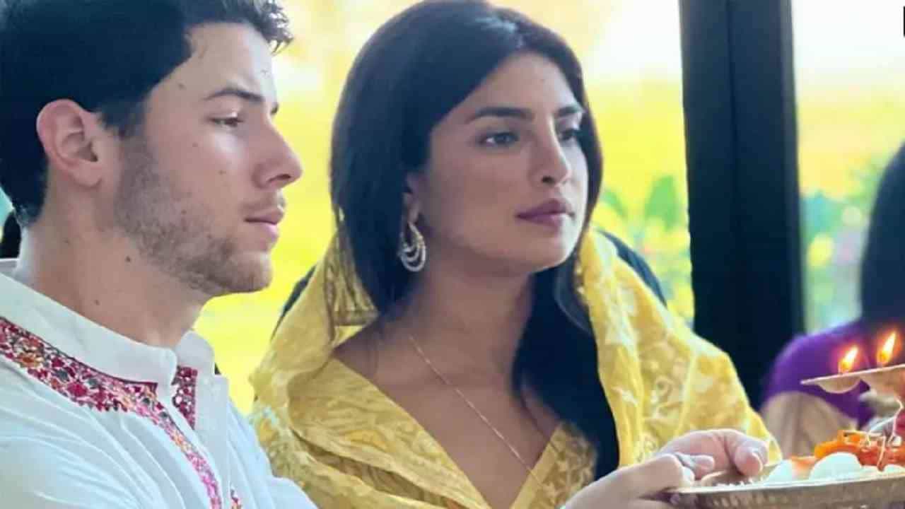 प्रियांका चोप्रा परदेशात राहते. मात्र ती पूर्ण देसी गर्ल आहे. ती तिथे सर्व भारतीय सण साजरे करते. आता प्रियांकाने दिवाळीच्या मुहूर्तावर निकसोबत लक्ष्मीपूजन केले. हे फोटो प्रियांकाने सोशल मीडियावर शेअर केले आहेत.