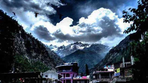 अनेकवेळा फिरायला जायचे असते. मात्र, त्यासाठी आपले बजेट कमी असते. पण तुम्हाला माहिती आहे का की भारतात अशी अनेक सुंदर ठिकाणे आहेत जिथे पर्यटक अगदी कमी बजेटमध्ये फिरू शकतात. होय, आम्ही अशा ठिकाणांबद्दल सांगणार आहोत जिथे तुम्ही कमी बजेटमध्ये फिरू शकता.