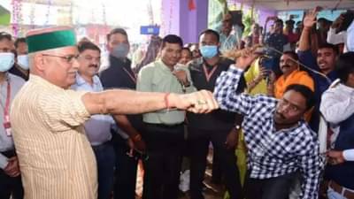CM Bhupesh Baghel : छत्तीसगडच्या मुख्यमंत्र्यांनी मारून घेतले चाबकाचे फटके, कारण ऐकूण व्हाल थक्क