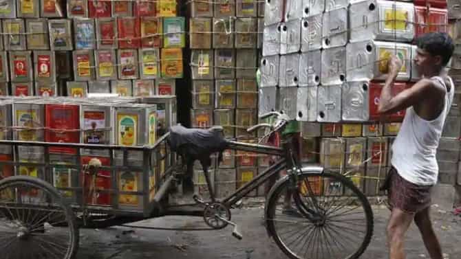 Edible Oil Price: खाद्यतेल स्वस्त, किलोमागे 20 रुपयांपर्यंत घसरण