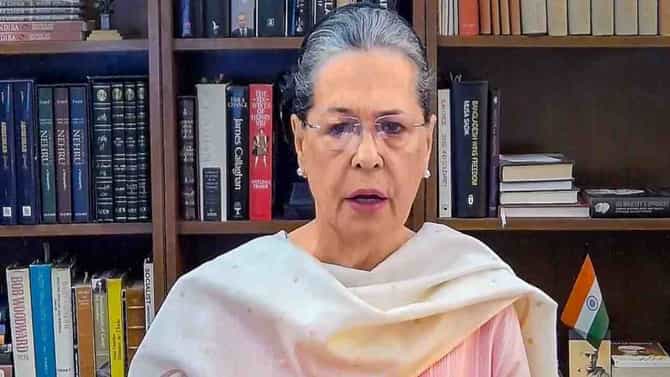 सोनिया गांधींनी काँग्रेसशासित राज्यांना पेट्रोल-डिझलचे दर कमी करायला सांगावेत: भाजप
