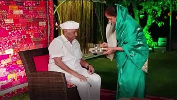 संपूर्ण राज्यामध्ये सर्वत्र मोठ्या दिवाळी सण साजरा केला जात आहे. महाराष्ट्रातील महत्त्वाच्या परिवारामध्ये देखील दिवाळी साजरी केली गेली. यावेळी ज्येष्ठ नेते शरद पवार, उपमुख्यमंत्री अजित पवार, खासदार सुप्रिया सुळे, आमदार रोहित पवार यांनी एकत्रित साजरा केला दिवाळी पाडवा.