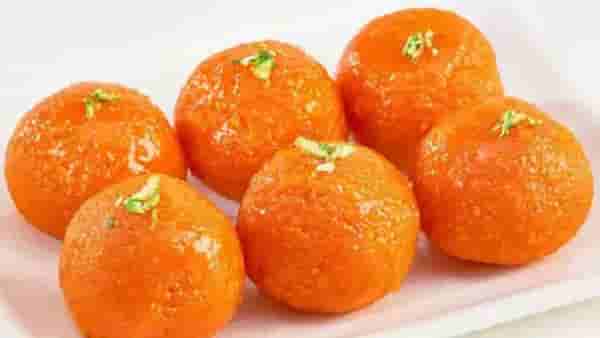 सणासुदीच्या हंगामात घरीच बनवा मोतीचूर लाडू, जाणून घ्या रेसिपी!