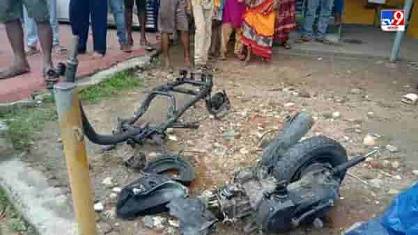Viral: फटाके स्कुटरवरुन नेत असताना जबरदस्त स्फोट, पिता-पुत्राचा मृत्यू, हादरवून सोडणारा व्हिडीओ