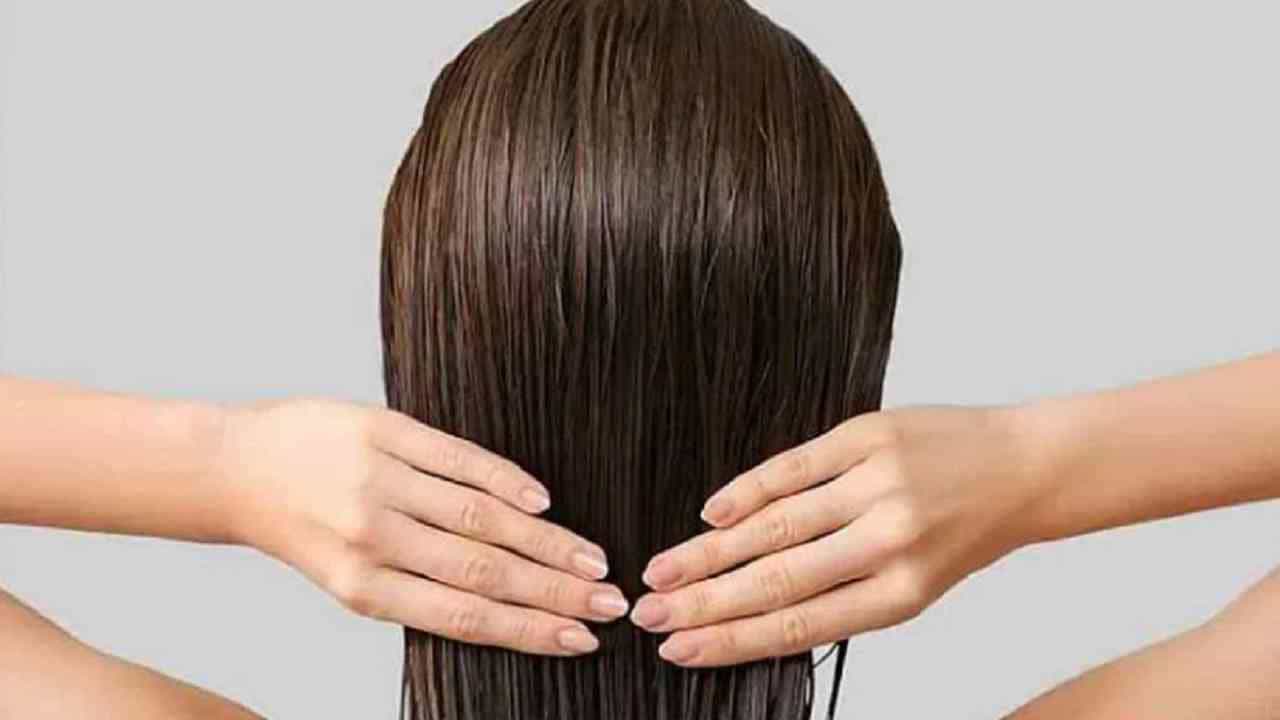 सुंदर केस मिळवण्यासाठी केसांची काळजी घेणे महत्वाचे आहे. त्यासाठी आपण शक्यतो घरगुती उपाय केले पाहिजेत. ज्यामुळे आपले केस नैसर्गिकरित्या सुंदर होण्यास मदत होते.