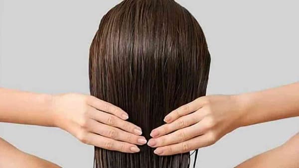 सुंदर केस मिळवण्यासाठी केसांची काळजी घेणे महत्वाचे आहे. त्यासाठी आपण शक्यतो घरगुती उपाय केले पाहिजेत. ज्यामुळे आपले केस नैसर्गिकरित्या सुंदर होण्यास मदत होते.