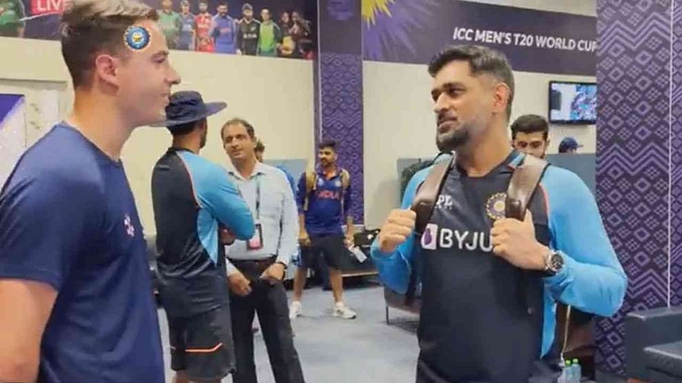टीम इंडियाचा मार्गदर्शक महेंद्रसिंग धोनीही स्कॉटलंडच्या खेळाडूंशी गप्पा मारताना दिसला.