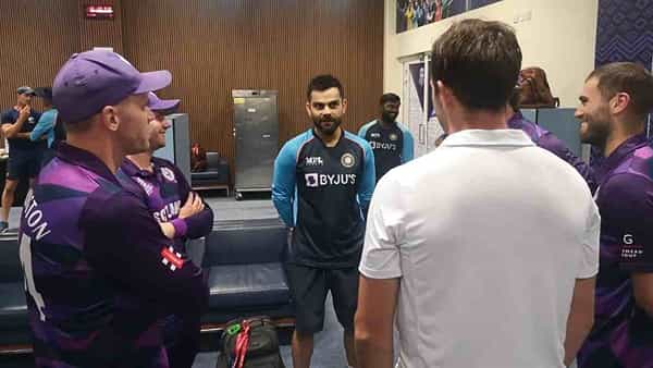 टीम इंडियाने टी-20 विश्वचषकातील (T20 World Cup) पहिले दोन सामने गमावल्यानंतर तिसऱ्या सामन्यात अफगाणिस्तानला (India vs Afghanistan) 66 धावांनी मात देत पहिला-वहिला विजय मिळवला. पण त्याहून तगडा विजय शुक्रवारी भारताने स्कॉटंलडला (India vs Scotland) 8 गडी राखून पराभूत करत मिळवला आहे. विशेष म्हणजे भारताने स्कॉटलंडला दिलेलं लक्ष्य केवळ 39 चेंडूत पूर्ण केल्याने गुणतालिकेतही भारत नेटरनेटमध्ये सर्वांच्या पुढे गेला आहे. पण केवळ 2 विजय खात्यात असल्याने तिसऱ्या स्थानावर सध्यातरी भारत आहे. दरम्यान, टीम इंडियाने काल केवळ सामना जिंकला नाही तर विरोधी संघाच्या खेळाडूंची आणि भारतीय क्रिकेटरसिकांची मनंदेखील जिंकली. सामना संपल्यानंतर स्कॉटलंड संघाने टीम इंडियाच्या ड्रेसिंग रूममध्ये भारतीय खेळाडूंची भेट घेतली आणि त्यांच्याकडून खेळातील बारकावे जाणून घेतले. यावेळी विराट कोहली, रोहित शर्मा, जसप्रीत बुमराह, आर अश्विन आणि के. एल. राहुल या स्टार्सनी स्कॉटलंडच्या खेळाडूंशी चर्चा केली.