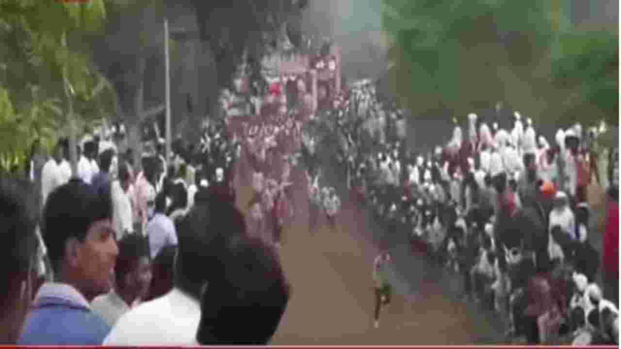 गृहमंत्र्याच्या मतदारसंघातच बैलगाडा शर्यत, २०० जणांवर गुन्हा दाखल; कोरोना नियमांचेही उल्लंघन गृहमंत्र्याच्या मतदारसंघातच बैलगाडा शर्यत, २०० जणांवर गुन्हा दाखल; कोरोना नियमांचेही उल्लंघन