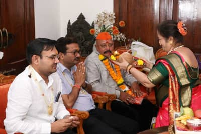 महापौर किशोरी पेडणेकरांनी साजरी केली भाऊबीज; मुंबईकरांना दिल्या शुभेच्छा