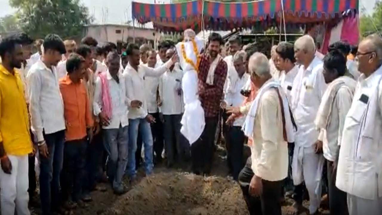 वामनरुपी सरकारला जमिनीत गाडू , इडा पिडा टळो, बळीचे राज्य येवो, म्हणत नांदेडचे शेतकरी आक्रमक वामनरुपी सरकारला जमिनीत गाडू , इडा पिडा टळो, बळीचे राज्य येवो, म्हणत नांदेडचे शेतकरी आक्रमक
