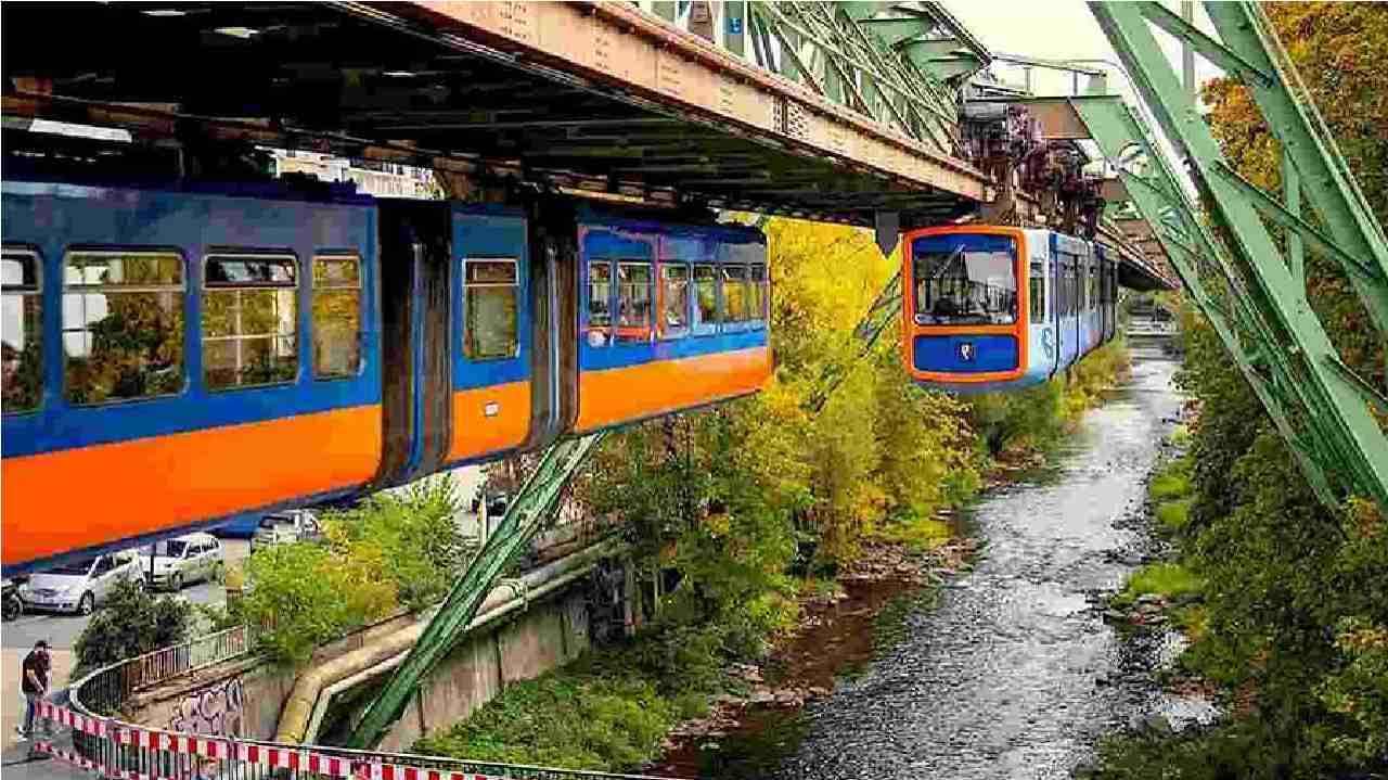  या रिव्हर्स ट्रेनबद्दल ज्याला पहिल्यांदाच कळते, त्यांना आश्चर्य वाटल्यावाचून राहत नाही. ही ट्रेन सुमारे 120 वर्षांपूर्वी 1901 मध्ये सुरू झाली होती. जगातील सर्वात जुन्या मोनोरेलमध्ये तिची गणना होते, असे सांगितले जाते. जर्मनीला जाणाऱ्या पर्यटकांनी या ट्रेनमधून एकदा प्रवासाचा आनंद नक्कीच घ्यावा.