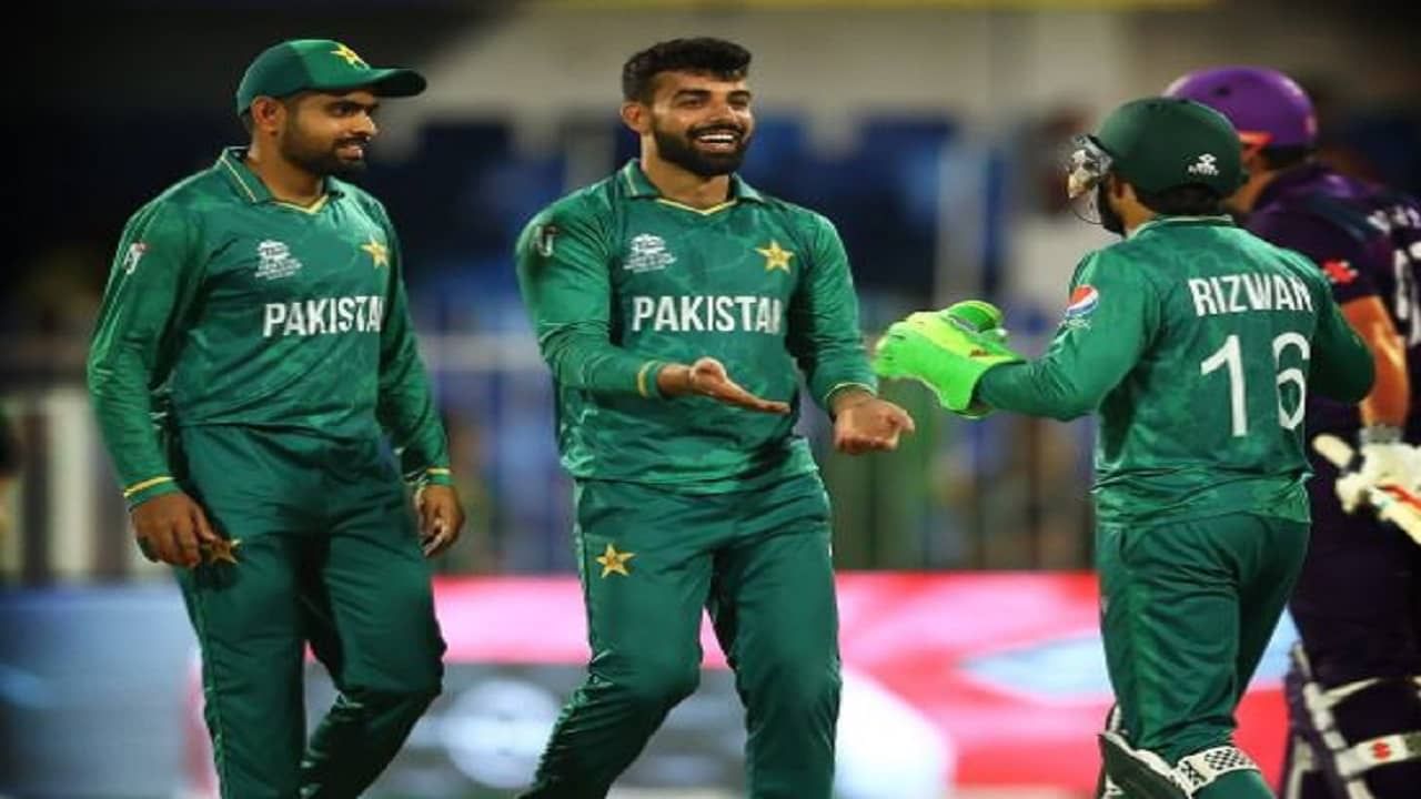 भारत असणाऱ्या गटातून सर्वात आधी सेमीफायनलमध्ये गेलेल्या पाकिस्तान संघाने सर्वात उत्तम कामगिरी केली आहे. त्यांनी 5 पैकी 5 सामने जिंकत 8 गुणांसह सेमीफायनल गाठली आहे. 