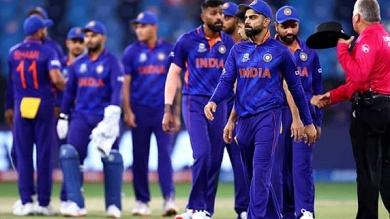 यंदाचा विश्वचषक भारतासाठी अतिशय खराब गेला. पहिले दोन सामने पराभूत झाल्यामुळे भारतीय संघ स्पर्धेत मागे पडला. भारत असणाऱ्या गटातून पाकिस्तान आणि नंतर न्यूझीलंड हे दोन्ही संघ पुढील फेरीत गेले असल्याने भारताचं आव्हान संपुष्टात आलं आहे. त्यामुळे सेमीफायनलमध्ये पोहचलेले चार संघ समोर आले आहेत.