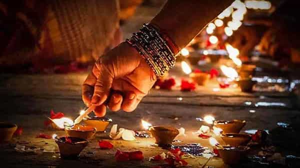 वाराणसी हे एकमेव ठिकाण आहे जिथे दिवाळी एकदा नव्हे तर दोनदा साजरी केली जाते. यातील एक दिवाळी माणसांशी संबंधित आहे, तर दुसरी दिवाळी देवतांची आहे, ज्याला लोक देव दिवाळी या नावाने ओळखतात.