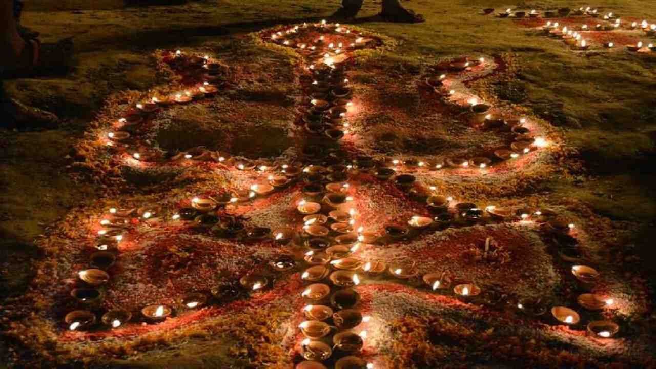 वाराणसीमध्ये अशा प्रकारे देव दीपावली साजरी करण्याची सुरुवात 1986 मध्ये तत्कालीन काशी राजा डॉ. विभूती नारायण सिंह यांच्या माध्यमातून झाली होती. यानंतर हळूहळू तो महोत्सव म्हणून प्रसिद्ध झाला. कार्तिक पौर्णिमा केवळ सनातनी लोकांसाठीच महत्त्वाची नाही तर शीख धर्माच्या अनुयायांसाठीही हा दिवस खूप खास आहे कारण याच दिवशी शीख गुरु नानक देवजी यांचा जन्म झाला होता.