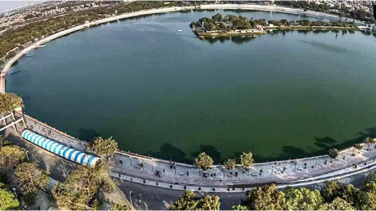 कांकरिया तलाव हे गुजरातमध्ये भेट देण्याच्या सर्वोत्तम ठिकाणांपैकी एक आहे. हा तलाव अहमदाबादमध्ये आहे. कांकरिया तलाव सुलतान कुतुब-उद-दीनने 1451 मध्ये बांधला होता. 