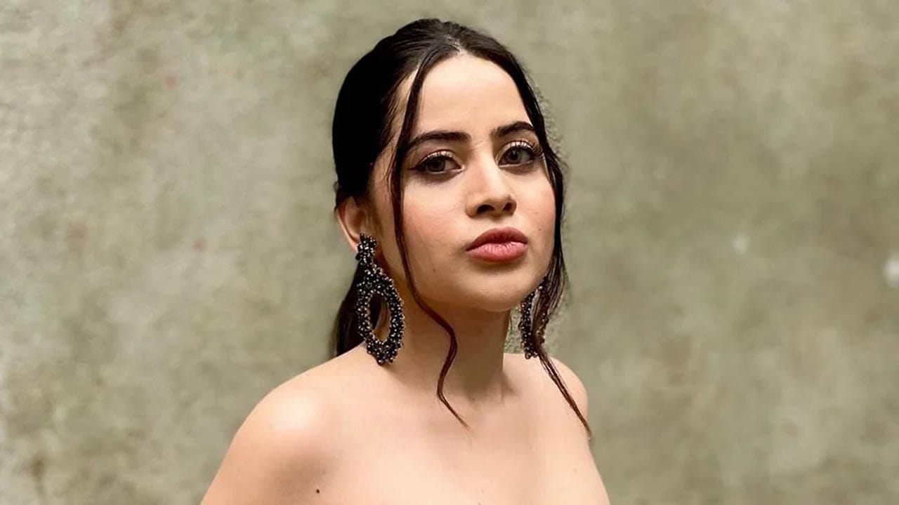 उर्फीचा बोल्ड लूक पाहून चाहते वेडे होतात. यावेळी तिने पुन्हा एकदा बोल्ड फोटो शेअर केले आहेत. उर्फीने अ‍ॅनिमल प्रिंट ब्रॅलेट परिधान केला आहे आणि कमरेभोवती स्लीट स्कर्टसारखा स्कार्फ बांधला आहे.