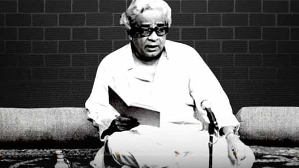 आज अर्थात 8 नोव्हेंबर 2021 रोजी, पु. ल. देशपांडे यांची 102 वी जयंती आहे. त्यानिमित्त स्टोरीटेल मराठीवर पुलंच्या आगळ्यावेगळ्या पुस्तकांची भेट स्टोरीटेलच्या श्रोत्यांना मिळणार आहे. पुलंनी लिहिलेले वेगळ्या विषयांवरचे लेख, त्यांनी इतर कलावंत, साहित्यिकांना लेखनातून दिलेली ‘दाद’, तसेच त्यांचे काही हलकेफुलके व वैचारिक स्वरूपाचे लेखनही आहे. ‘विश्रब्ध शारदा’सारख्या अनेक पुस्तकांना त्यांनी लिहिलेल्या प्रस्तावना ‘चार शब्द’ या त्यांच्या वेगळ्या प्रकारच्या पुस्तकात समाविष्ट आहेत.