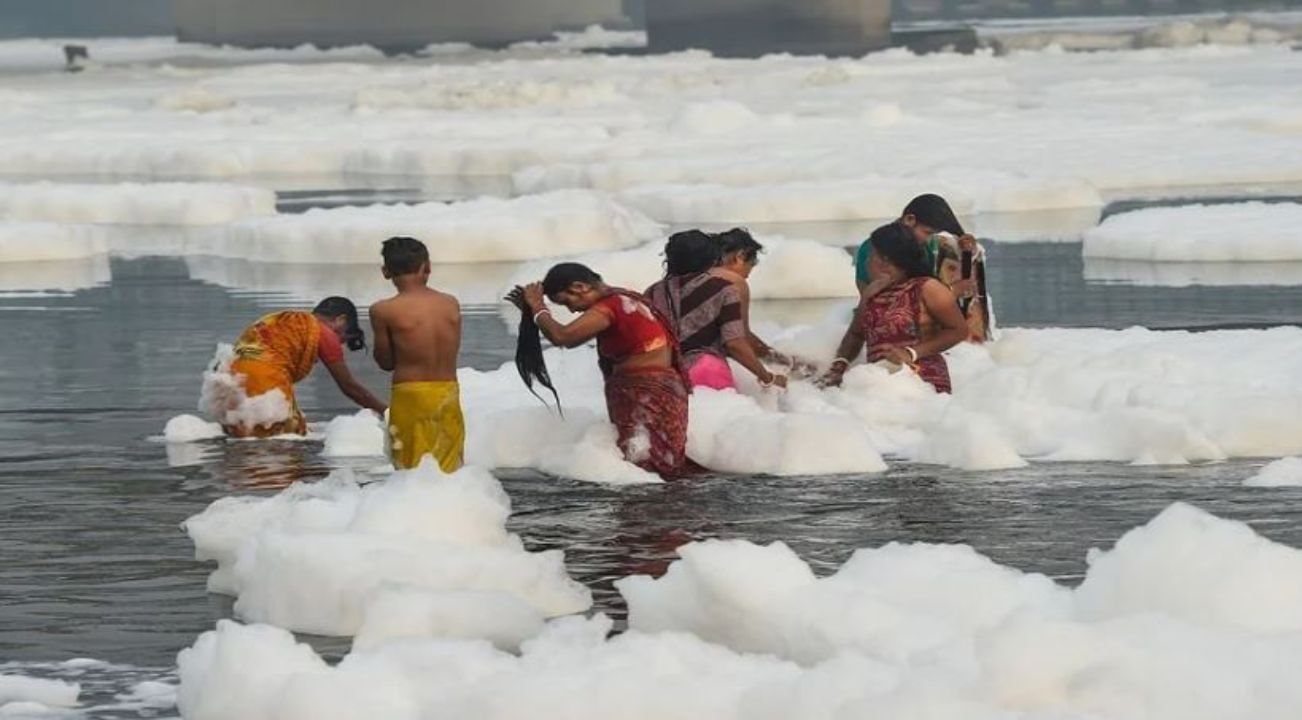 Chhath Puja 2021: दिल्लीत यमुना नदीच्या विषारी फेसाच्या पाण्यात भाविकांनी केली छठ पुजा ! बघा फोटो