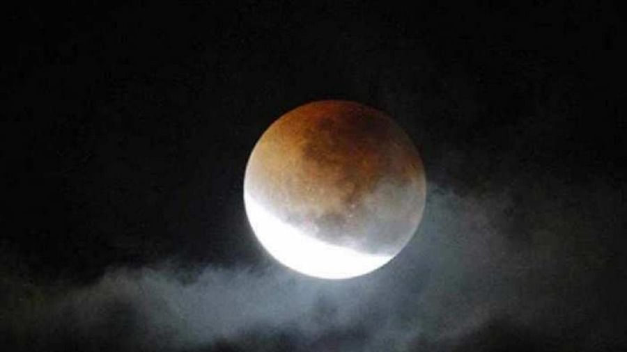 Lunar eclipse | शतकातील सर्वात मोठं चंद्रग्रहण, चंद्र लाल का दिसतो? जाणून घ्या चंद्र ग्रहणाबद्दलच्या खास गोष्टी
