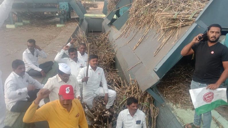 विनापरवाना कारखाना सुरु, 'स्वाभिमानी'चे कारखान्यातच आंदोलन विनापरवाना कारखाना सुरु, 'स्वाभिमानी'चे कारखान्यातच आंदोलन