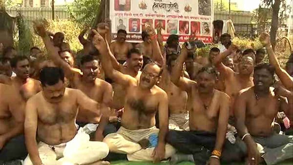 राज्यभरातील एसटी कर्मचाऱ्यांनी पुकारलेलं आंदोलन आता चांगलंच चिघळलं आहे. या संपात सहभागी झालेल्या औरंगाबाद आगारातील सर्व कर्मचाऱ्यांनी अर्धनग्न अवस्थेत आंदोलन सुरु केलं आहे. मंगळवारी सकाळपासूनच कर्मचाऱ्यांनी आपल्या मागण्या मान्य करण्यासाठी तीव्र निदर्शनं सुरु केली आहेत.
