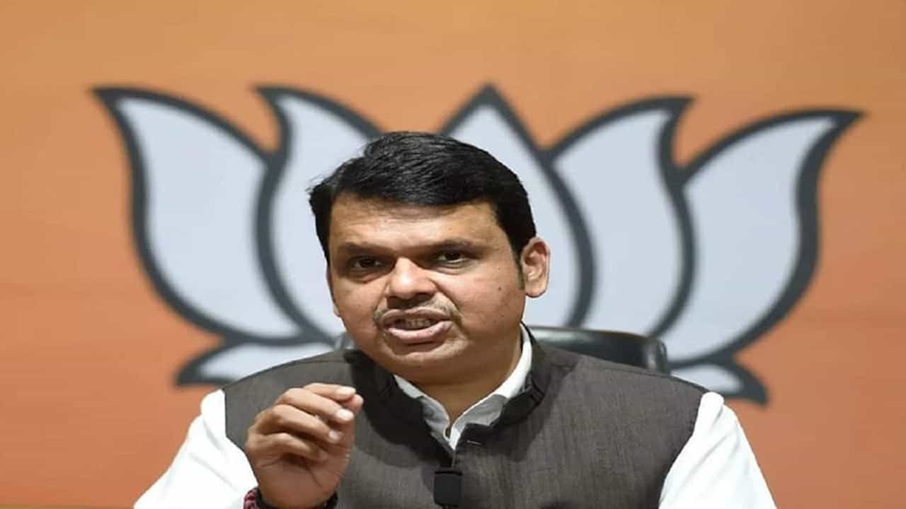 नवाब मलिकांच्या कुटुंबीयांकडून अंडरवर्ल्डशी संबंधित लोकांकडून जमीन खरेदी, देवेंद्र फडणवीसांचा खळबळजनक आरोप नवाब मलिकांच्या कुटुंबीयांकडून अंडरवर्ल्डशी संबंधित लोकांकडून जमीन खरेदी, देवेंद्र फडणवीसांचा खळबळजनक आरोप