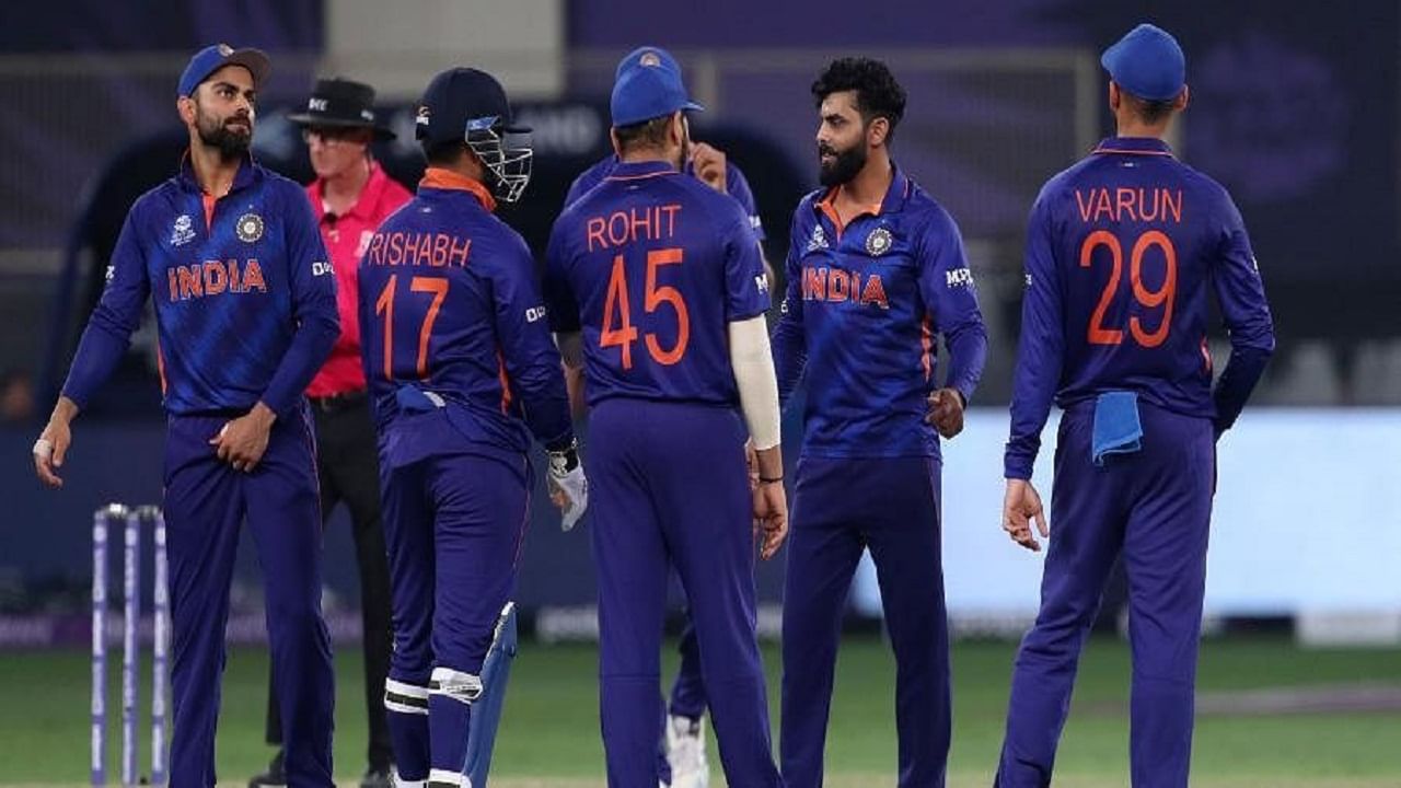 विश्वचषकाचा अंतिम सामना 14 नोव्हेंबर रोजी झाल्यानंतर लगेचच भारतीय क्रिकेट संघ विविध अशा चार देशांना भारतात खेळण्यासाठी घेऊन येणार आहे. यामध्ये न्यूझीलंड, वेस्ट इंडिज, दक्षिण आफ्रिका आणि श्रीलंका या संघाचा समावेश आहे. या सर्वात पहिलाच दौरा असणाऱ्या न्यूझीलंड संघाविरुद्ध टी20 मालिकेत संघनिवड करताना भारतीय संघ व्यवस्थापन कोणाला स्थान देणार? हे अद्यापही गुलदस्त्यात आहे. त्यात दिग्गज खेळाडू जसप्रीत बुमराह, केएल राहुल, मोहम्मद शमी, रवीचंद्रन अश्विन, ऋषभ पंत हे बऱ्याच काळापासून सामने खेळत असल्याने त्यांना विश्रांती दिली जाऊ शकते. 
