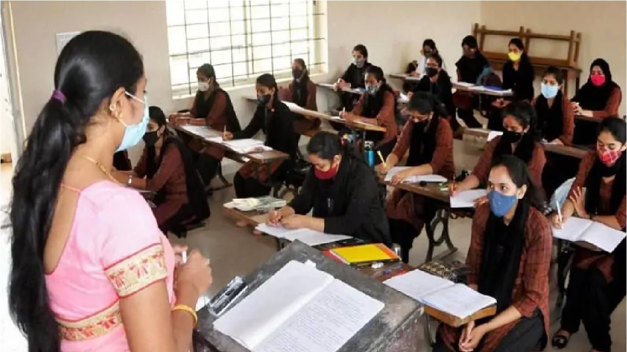 Professors Recruitment | मोठा निर्णय ! राज्यात प्राध्यापक भरतीला मान्यता, पहिल्या टप्प्यात 2088 प्राध्यापकांची भरती Professors Recruitment | मोठा निर्णय ! राज्यात प्राध्यापक भरतीला मान्यता, पहिल्या टप्प्यात 2088 प्राध्यापकांची भरती