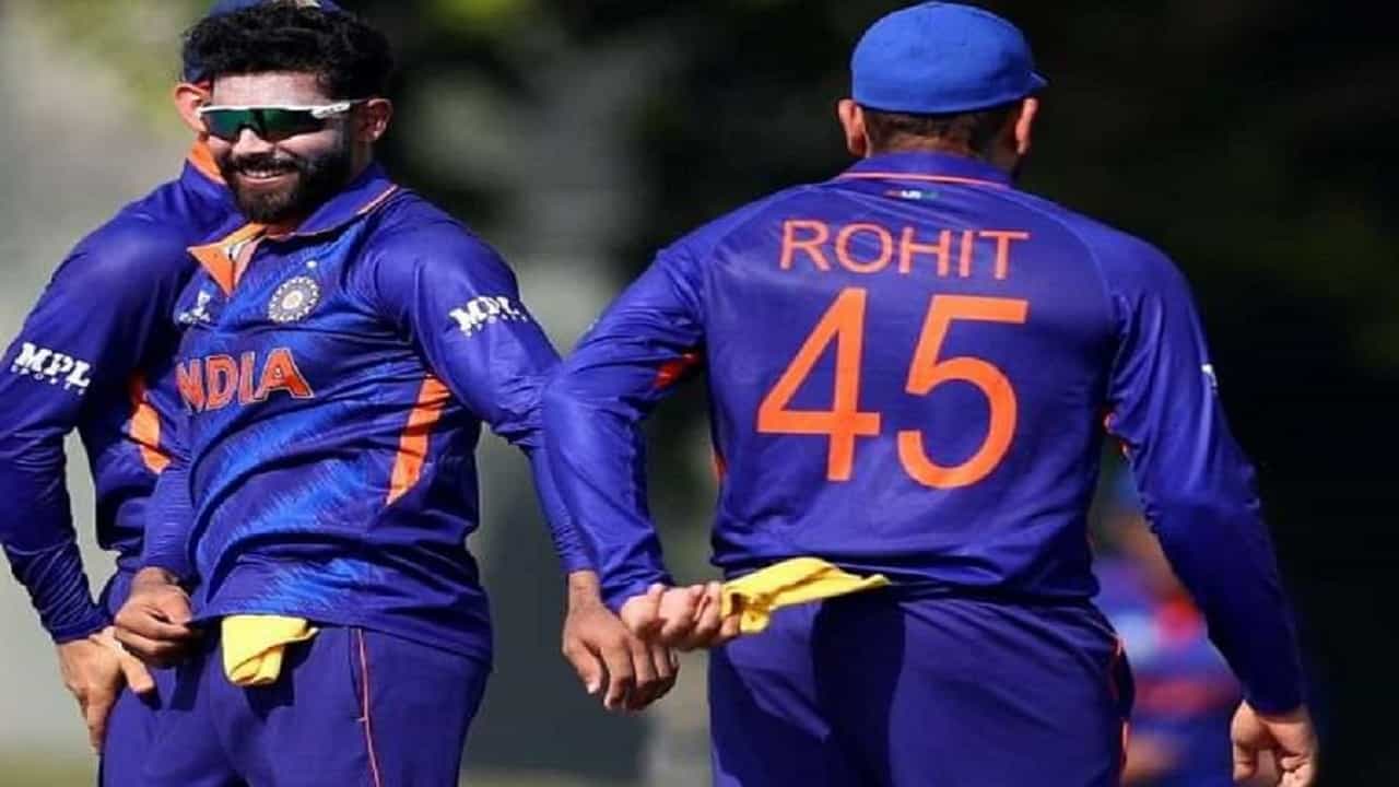 T20 World Cup 2021 मध्ये भारतीय संघाने अतिशय खराब प्रदर्शन केलं. सेमीफायनलच्या सामन्यापूर्वीच भारतीय संघ स्पर्धेबाहेर झाला आहे. दरम्यान भारत स्पर्धेबाहेर होताच भारतीय खेळाडू जो सध्या कॉमेन्टीटर म्हणूनही काम करतो त्या दिनेश कार्तिकने त्याच्या मते विश्वचषकातील बेस्ट 11 खेळाडूंचा संघ जाहीर केला आहे. यामध्ये भारताचा केवळ एक खेळाडू असून रोहित-विराट सारखे खेळाडूही नाही आहेत.