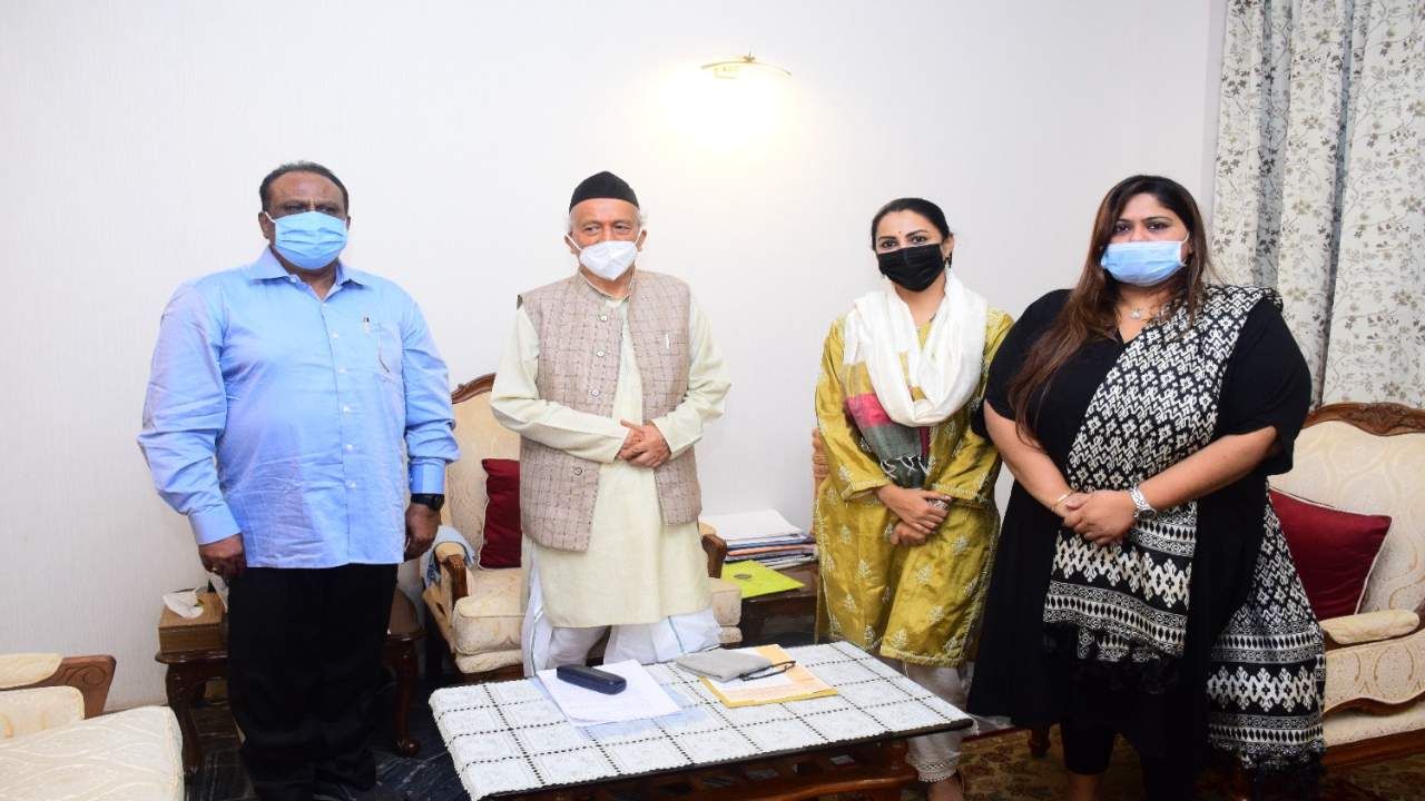 समीर वानखेडेंच्या कुटुंबीय राज्यपाल भगतसिंह कोश्यारींच्या भेटीला, सत्याचा विजय नक्की होईल- क्रांती रेडकर समीर वानखेडेंच्या कुटुंबीय राज्यपाल भगतसिंह कोश्यारींच्या भेटीला, सत्याचा विजय नक्की होईल- क्रांती रेडकर