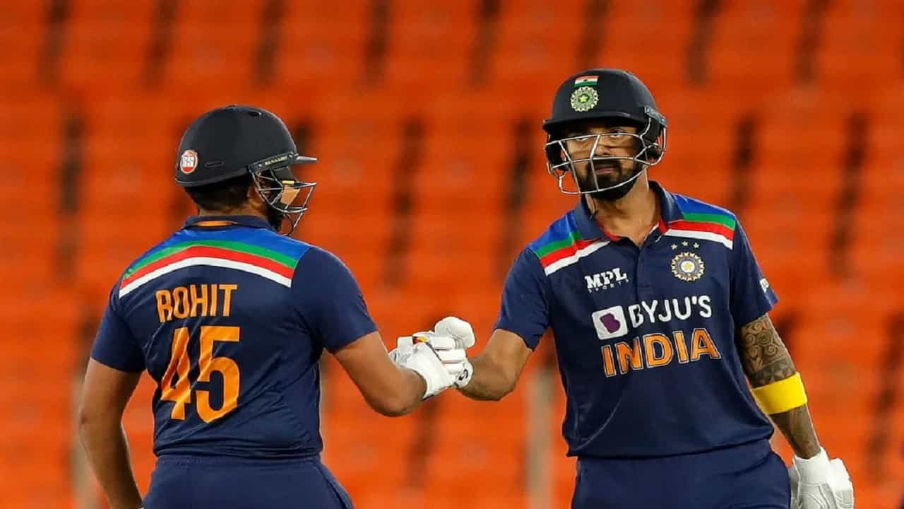 विश्वचषकातून टीम इंडियाला लवकर एक्झिट घ्यावी लागली आहे. पण निराश न होता भारतीय संघ आगामी आव्हानांसाठी सज्ज झाला आहे. सर्वात आधी भारताच्या दौऱ्यावर येणाऱ्या न्यूझीलंड संघाविरुद्ध भारताने टी20 संघाची घोषणा केली आहे. यावेळी रोहित शर्माला कर्णधार तर केएल राहुलला उपकर्णधार पद देण्यात आलं आहे. यावेळी विश्वचषक खेळलेल्या 8 खेळाडूंना विश्रांती दिली असून विशेष म्हणजे 3 खेळाडूंना पहिल्यांदाच टीम इंडियाकडून खेळण्याची संधी मिळणार आहे.