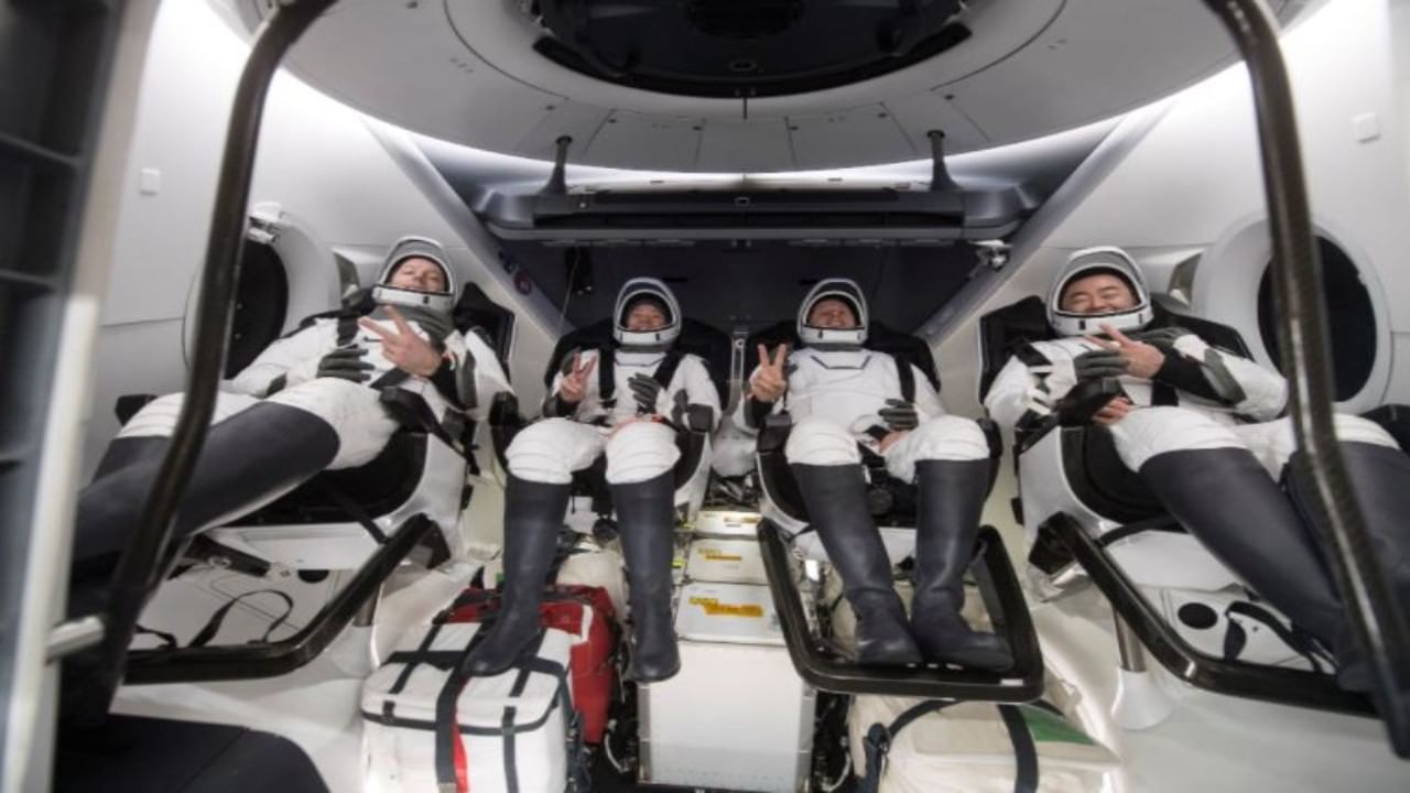 SpaceX : 200 दिवसांची अंतराळ मोहीम पुर्ण करून चार अंतराळवीर पृथ्वीवर परतले, बघा VIDEO