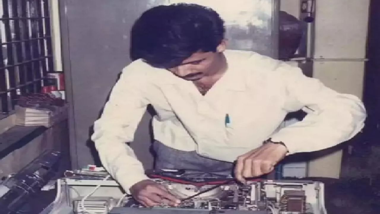 Special Story | शाळा सोडून दुकानात कॅल्क्युलेटर दुरुस्तीचं काम, आज कंपनीची कमाई 54.8 कोटी, कोण आहेत कैलास काटकर? Special Story | शाळा सोडून दुकानात कॅल्क्युलेटर दुरुस्तीचं काम, आज कंपनीची कमाई 54.8 कोटी, कोण आहेत कैलास काटकर?