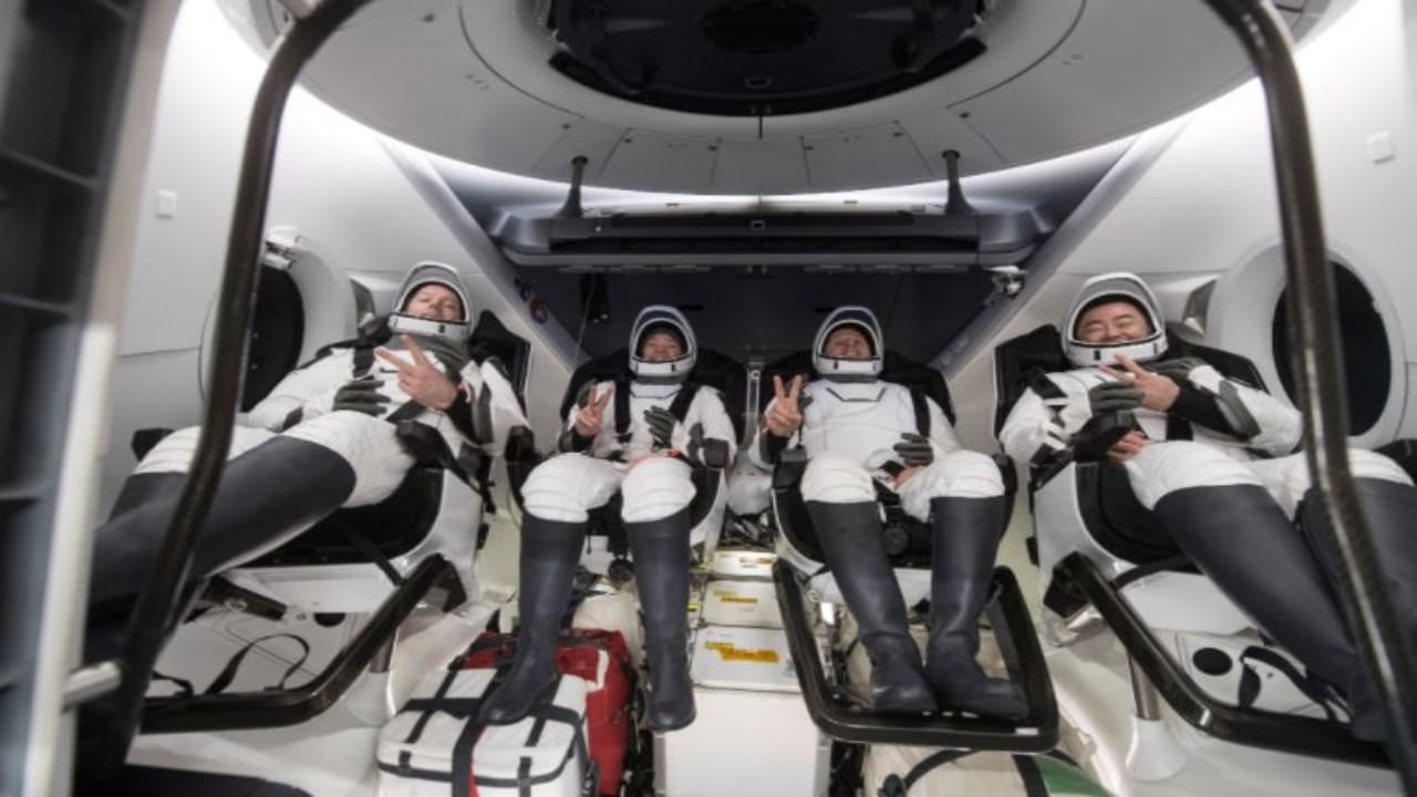  200 दिवसांच्या अंतराळ मोहीम (Space mission) पुर्ण करून चार अंतराळवीर मंगळवारी SpaceX स्पेसक्राफ्टसह पृथ्वीवर परतले. फ्लोरिडाच्या (Florida coast) किनारपट्टीवर, गल्फ ऑफ मेक्सिकोच्या (Gulf of Mexico) हद्दीत मंगळवारी पहाटे (स्थानीक वेळ) स्पेसक्राफ्ट यशस्वीपणे उतरले. 