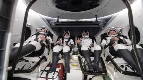 200 दिवसांच्या अंतराळ मोहीम (Space mission) पुर्ण करून चार अंतराळवीर मंगळवारी SpaceX स्पेसक्राफ्टसह पृथ्वीवर परतले. फ्लोरिडाच्या (Florida coast) किनारपट्टीवर, गल्फ ऑफ मेक्सिकोच्या (Gulf of Mexico) हद्दीत मंगळवारी पहाटे (स्थानीक वेळ) स्पेसक्राफ्ट यशस्वीपणे उतरले.