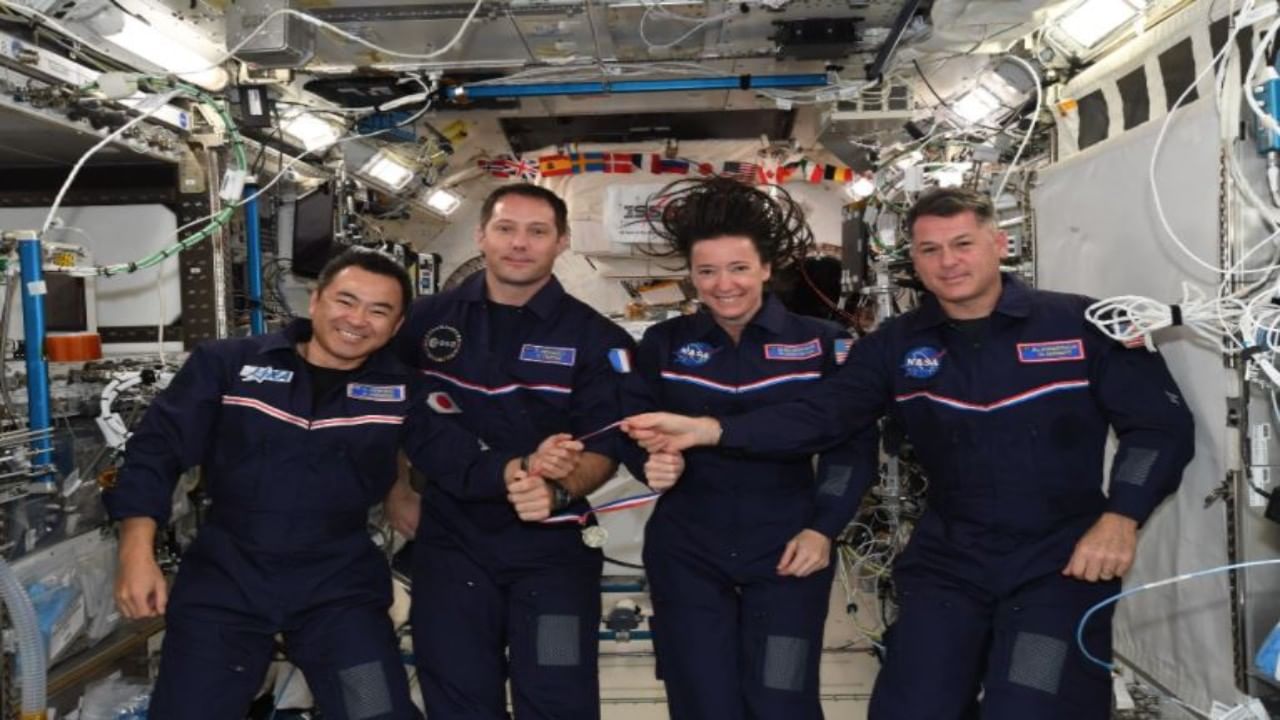  स्पेसक्राफ्टचा ड्रॅगन क्रू (dragon crew) होते नासाचे (NASA astronauts) अंतराळवीर शेन किमब्रो (Shane Kimbrough) आणि मेगन मॅकआर्थर (Megan McArthur), जपान एरोस्पेस एक्सप्लोरेशन एजन्सीचे अंतराळवीर अकिहिको होशिडे (Japan Aerospace Exploration Agency astronaut Akihiko Hoshide) आणि युरोपियन स्पेस एजन्सीचे अंतराळवीर थॉमस पेस्केट (European Space Agency astronaut Thomas Pesquet)