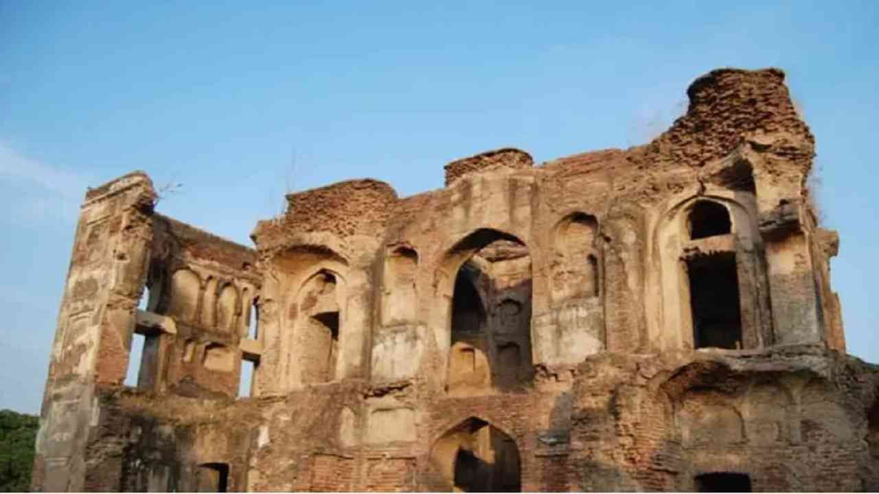 सरहिंद फतेहगढ हे पंजाबमधील एक शहर आहे. ज्याचा इतिहासाशी विशेष संबंध आहे. त्याचे धार्मिक महत्त्व खूप प्रसिद्ध आहे. येथे अनेक ऐतिहासिक वास्तू आहेत. जे येथे येणाऱ्या पर्यटकांना आकर्षित करतात.