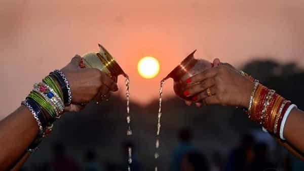 सूर्य षष्ठीचे व्रत वर्षातून दोनदा साजरे केले जाते. ज्यामध्ये चैत्र शुक्ल पक्ष षष्ठीला साजऱ्या होणाऱ्या छठ उत्सवाला चैती छठ म्हणतात आणि कार्तिक शुक्ल पक्ष षष्ठीला साजऱ्या होणाऱ्या सणाला कार्तिकी छठ म्हणतात.