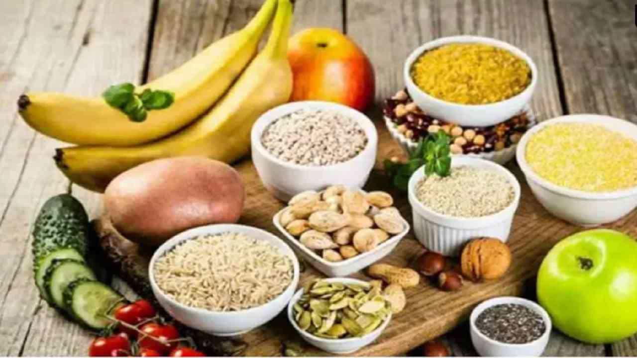 संतुलित आहार - कमी कार्बोहायड्रेटयुक्त आहार घ्य. यामुळे उच्च रक्तातील साखर आणि दाब नियंत्रित राहण्यास मदत होईल. तंदुरुस्त राहण्यासाठी प्रथिने, ओमेगा 3 आणि 6 फॅटी ऍसिडस्, बीटा कॅरोटीन, एस्कॉर्बिक ऍसिड आणि इतर आवश्यक जीवनसत्त्वे असलेल्या भाज्या आणि फळे खा.