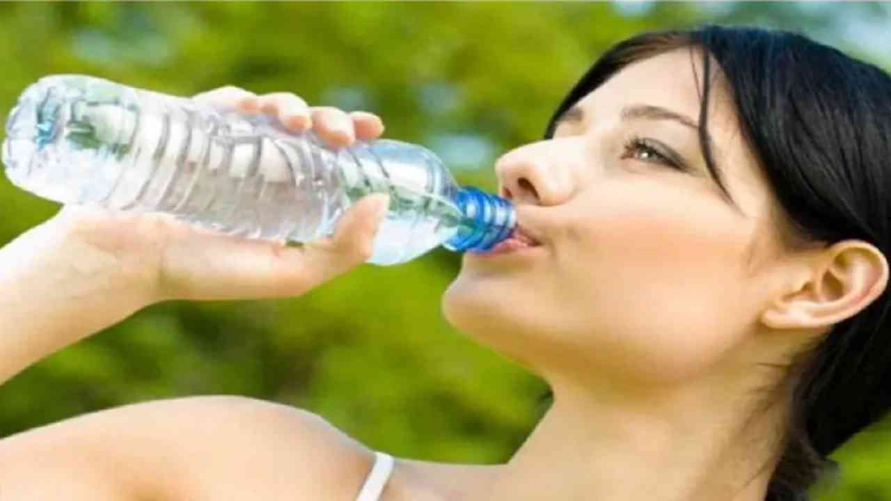 पाण्याचे सेवन - स्वतःला हायड्रेटेड ठेवा. दररोज सुमारे 10-14 ग्लास पाणी प्या. जे तुमच्या शरीरातील विषारी पदार्थ बाहेर टाकण्यास मदत करेल.